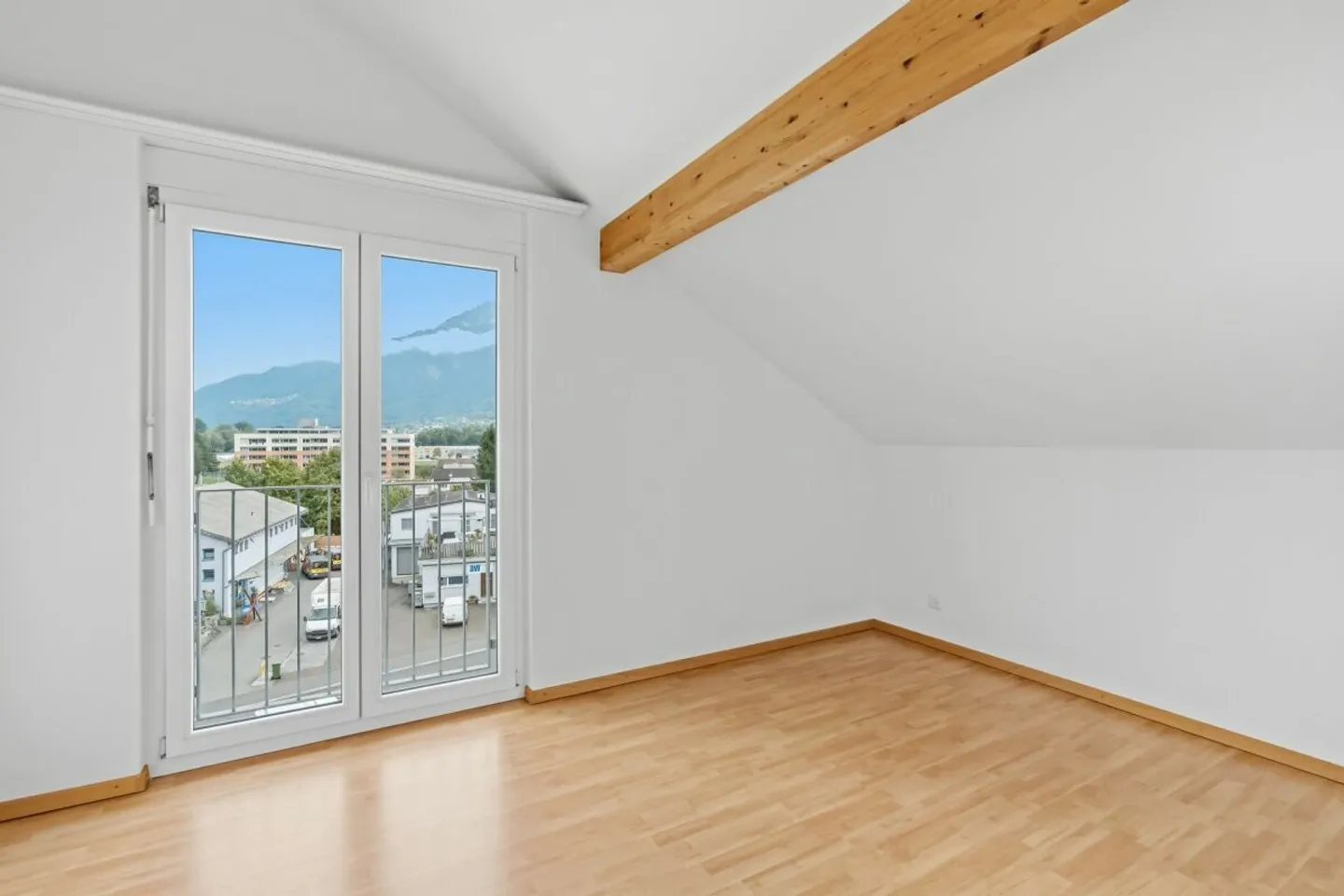 Bright 3.5-room attic apartment with terrace &amp; panoramic views - Photo 7 of 13
