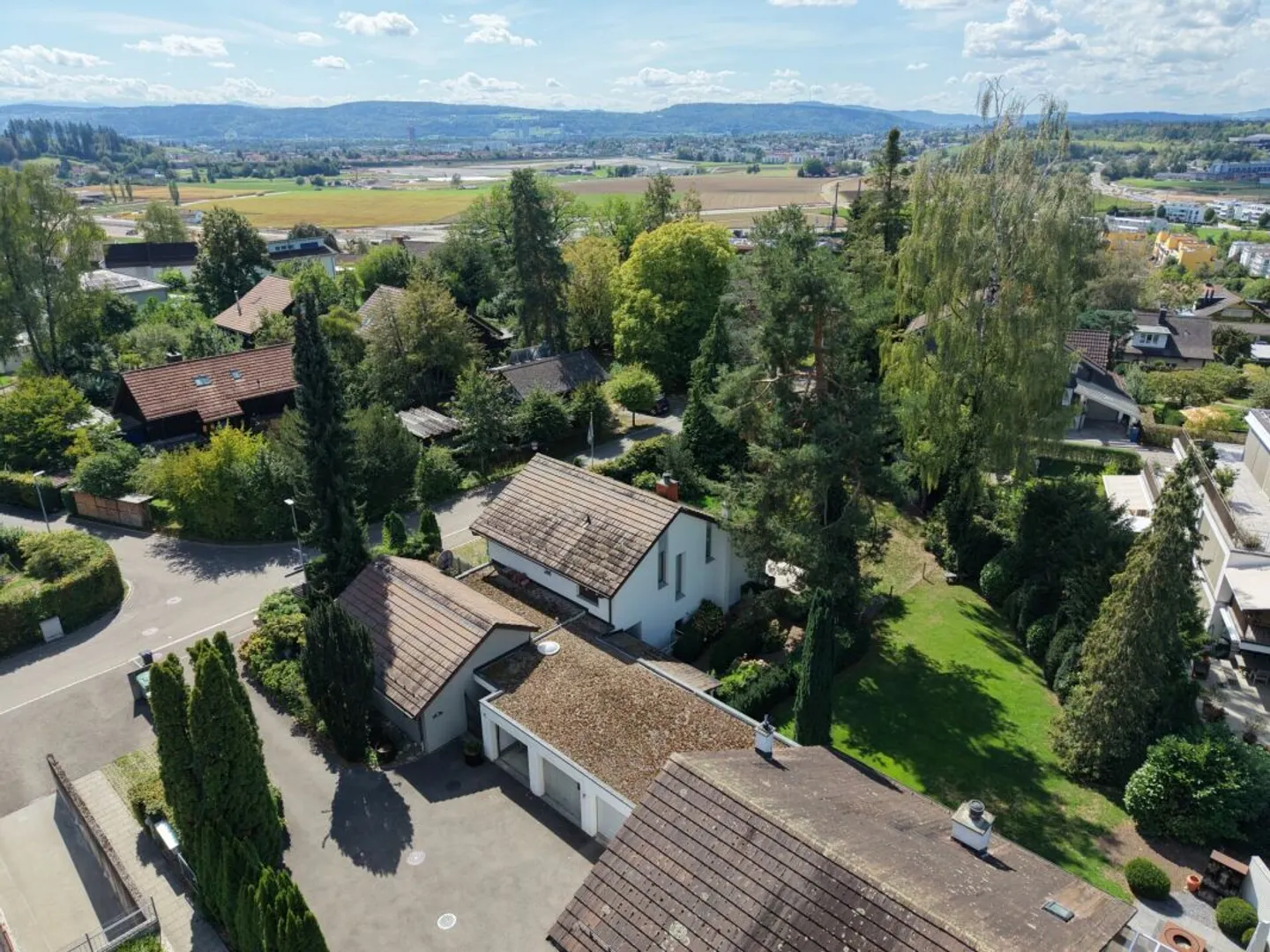 More Space than Usual: Spacious Family House in the Best Location in Bassersdorf - Photo 4 of 13