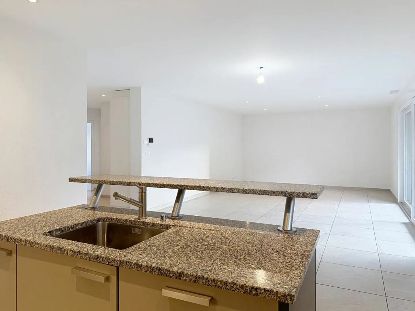 Very spacious 4.5 rooms with large balcony in Collombey - Photo 5 of 12