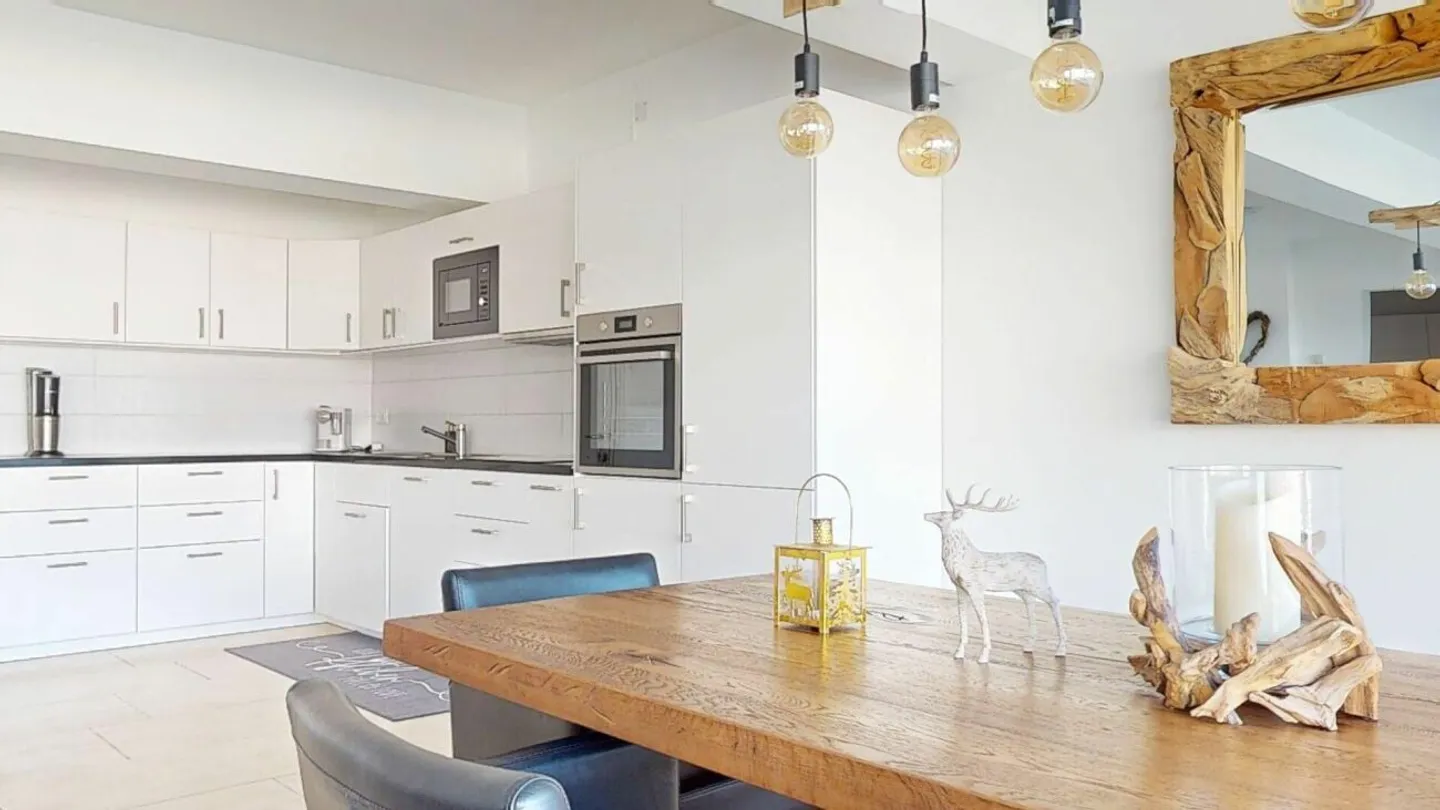 Stylish 3.5 Room Apartment with Generous Terrace - Photo 3 of 8