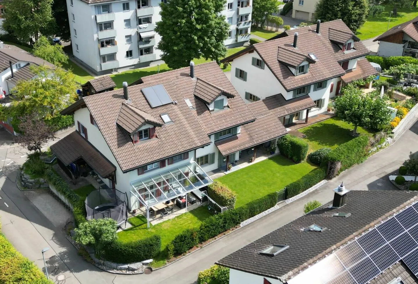 Maison semi-détachée de 7,5 pièces dans un quartier résidentiel calme - Photo 1 sur 7