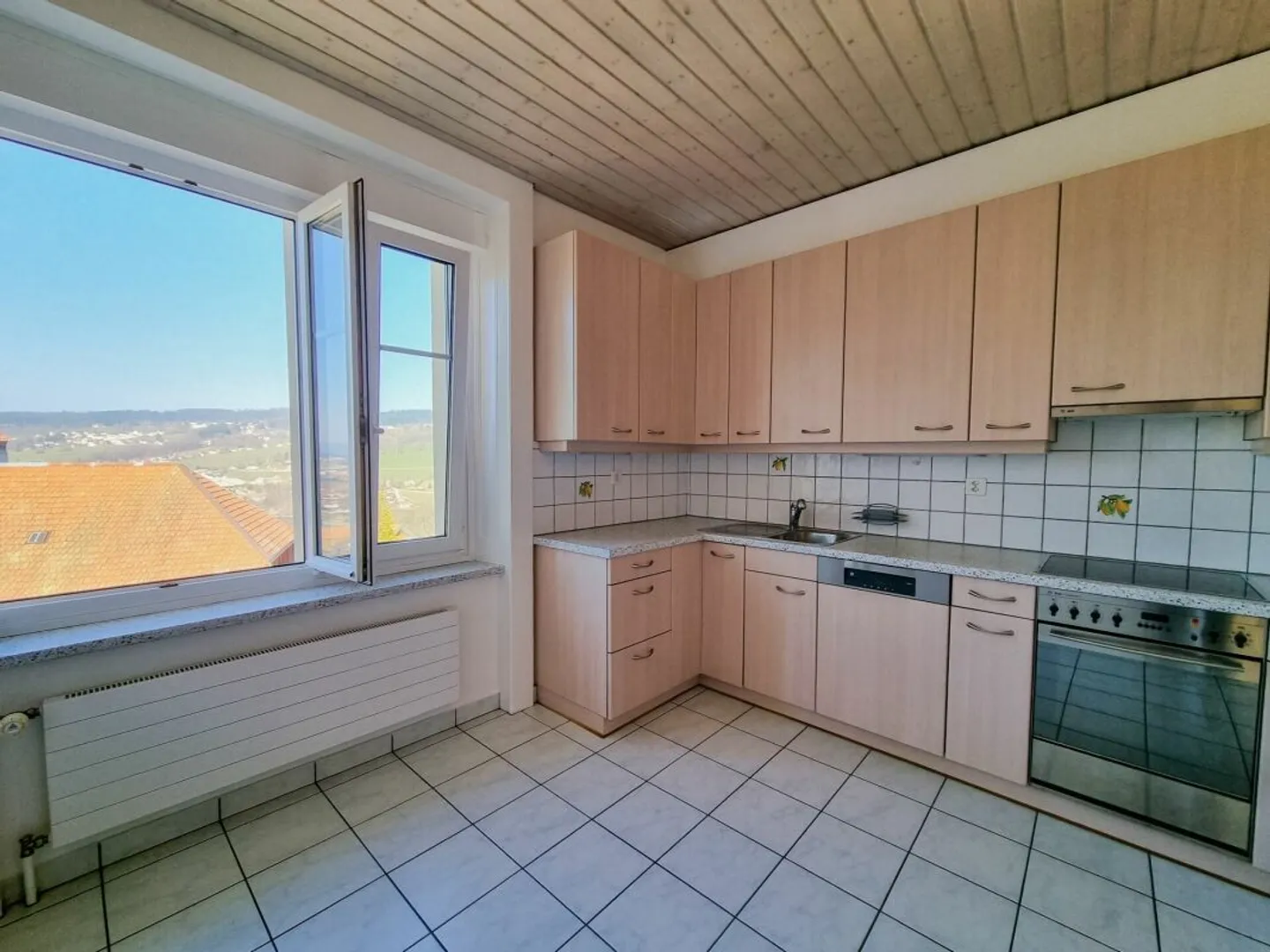 Beautiful 4-room apartment on the 1st floor with garage - Photo 2 of 12