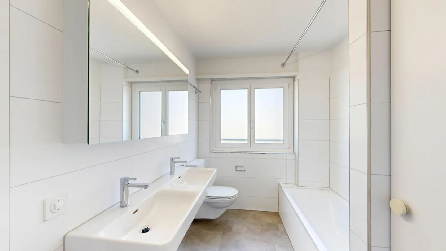 Living in New Shine - Bright 3.5-Room Apartment with Sunny Balcony - First Occupancy after Complete Renovation - Photo 8 of 13