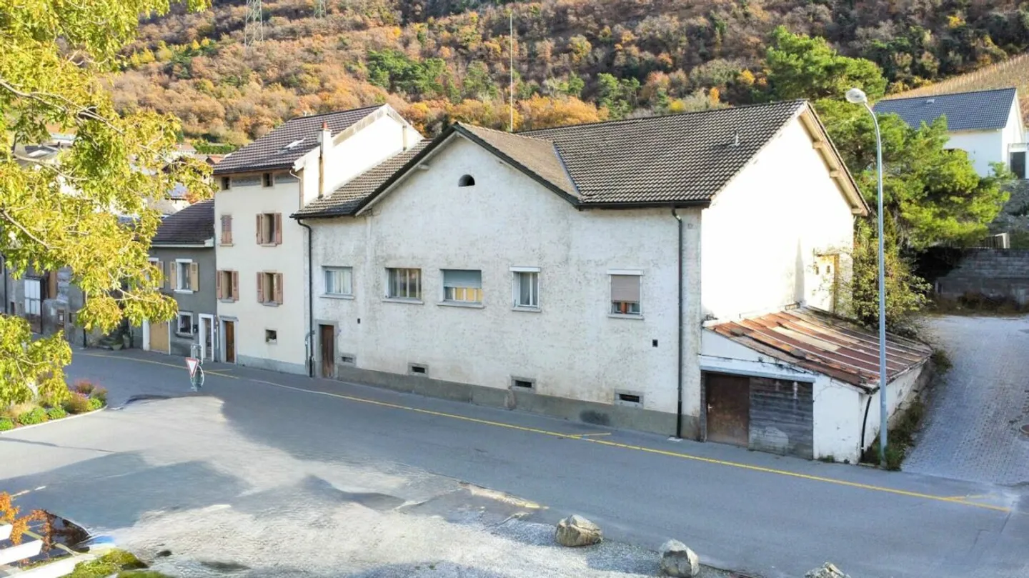 Casa con possibilità di trasformare in più appartamenti a Charrat - Foto 3 di 13