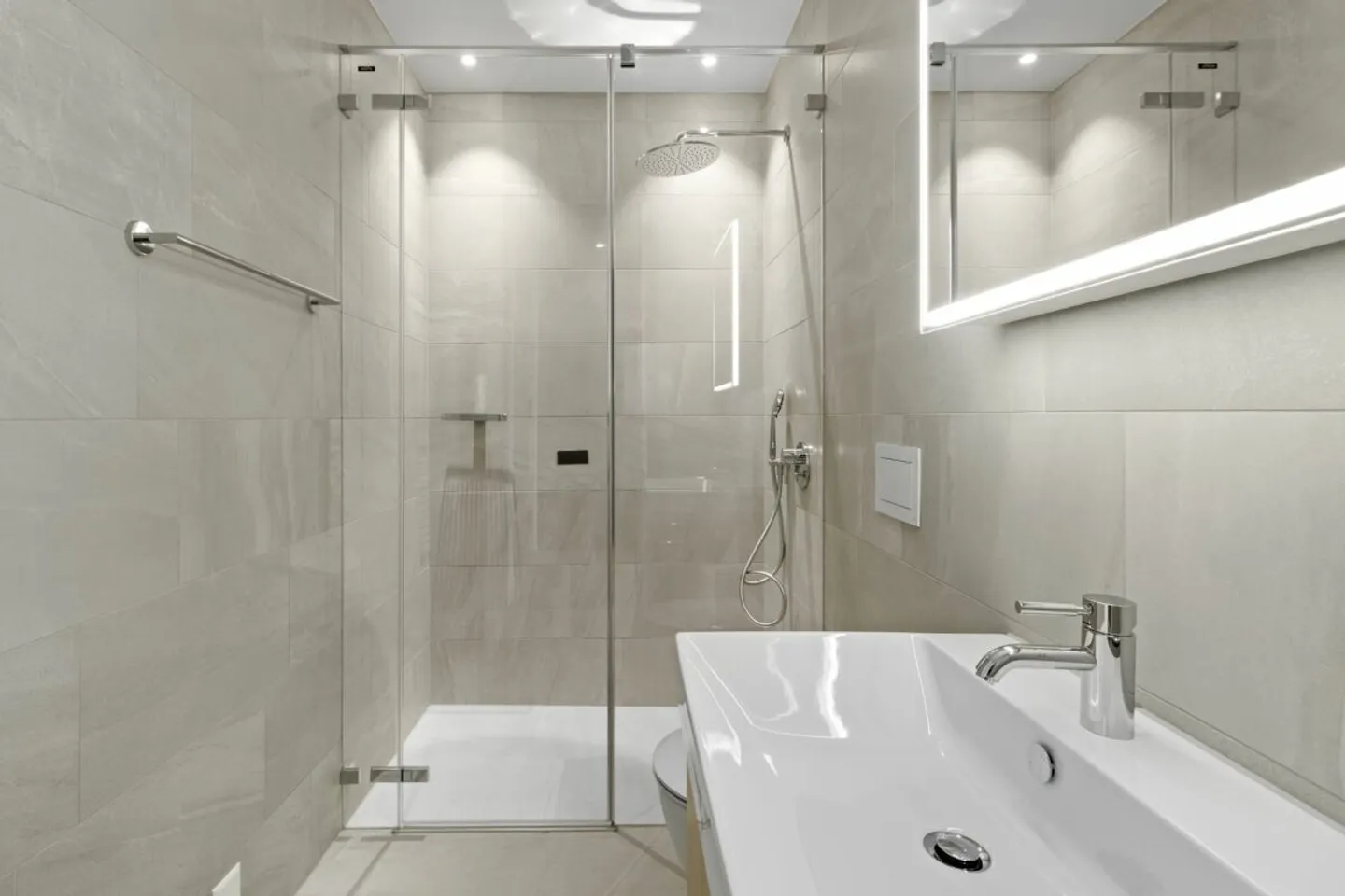 New building - First occupancy with direct access to the lake - Photo 7 of 11