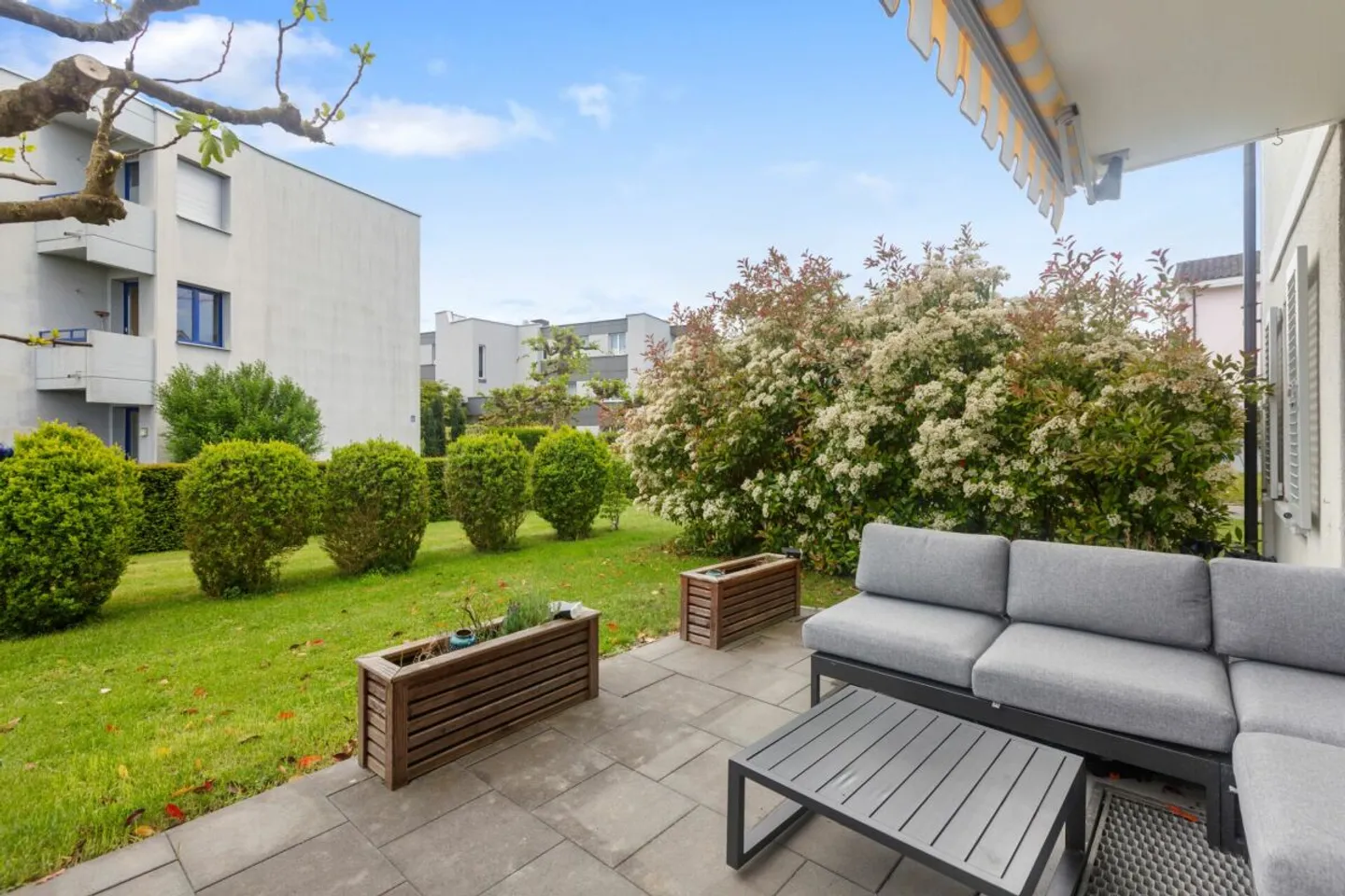 Charmante 3-Zimmer-Gartenwohnung mit sonnigem Sitzplatz und freiem Blick ins Grüne - Photo 1 sur 10