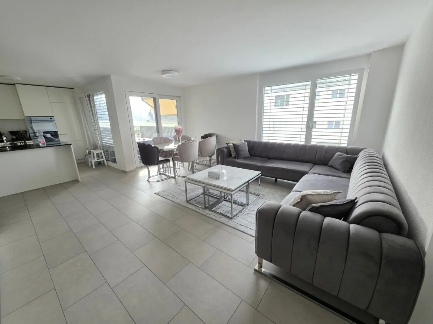 Appartamento moderno e luminoso di 4,5 stanze cerca nuovo inquilino - Foto 2 di 8