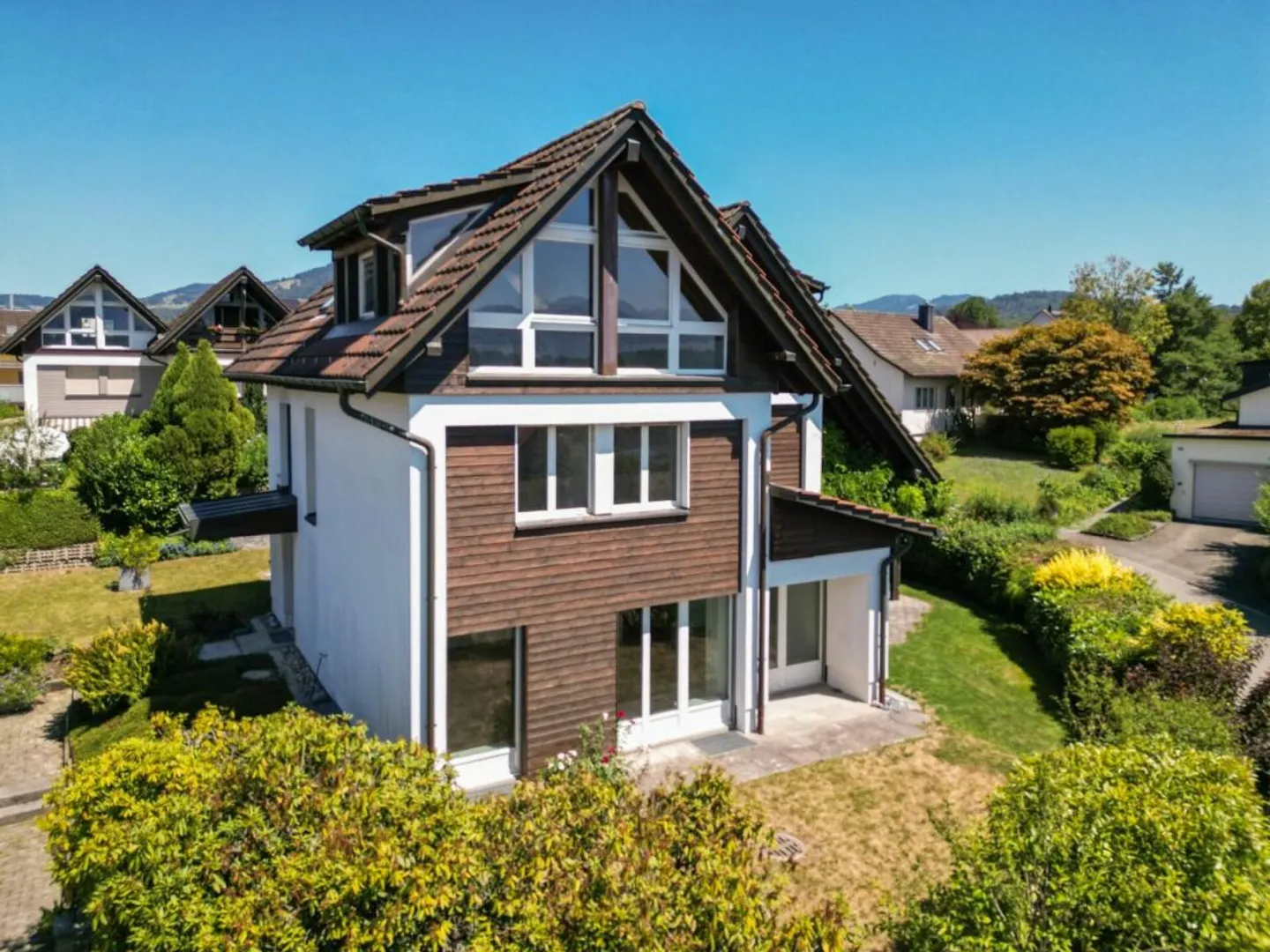 Detached single-family house with panoramic views and great potential - Photo 1 of 11