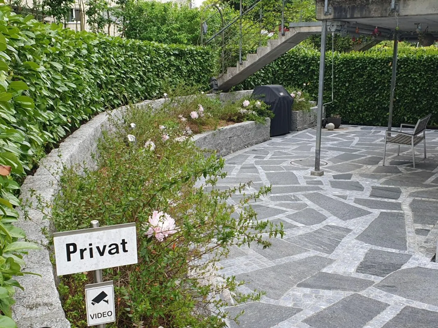 4.5-room garden apartment with individual floor plan and spacious outdoor seating area - Photo 10 of 11