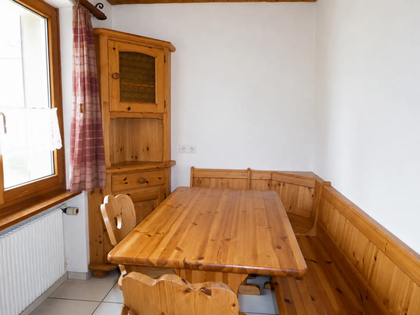 freistehendes Zweifamilienhaus mit Garagen und grosszügigem Umschwung - Foto 4 di 13