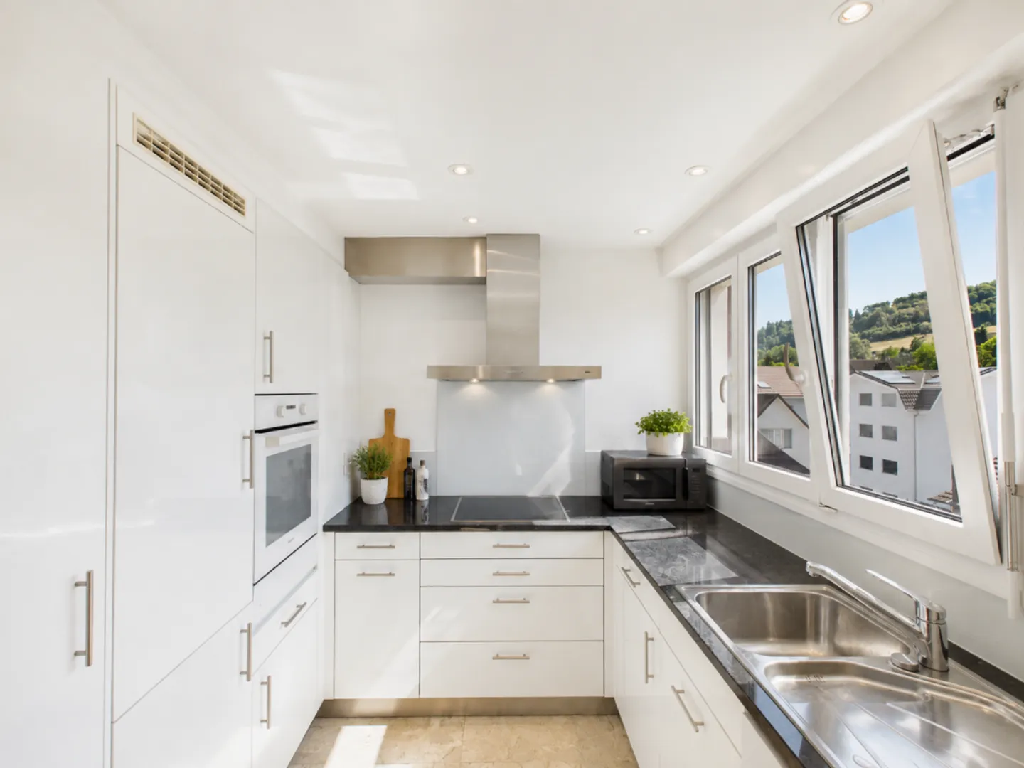 Spacious penthouse apartment in the best location in Frenkendorf - Photo 2 of 13