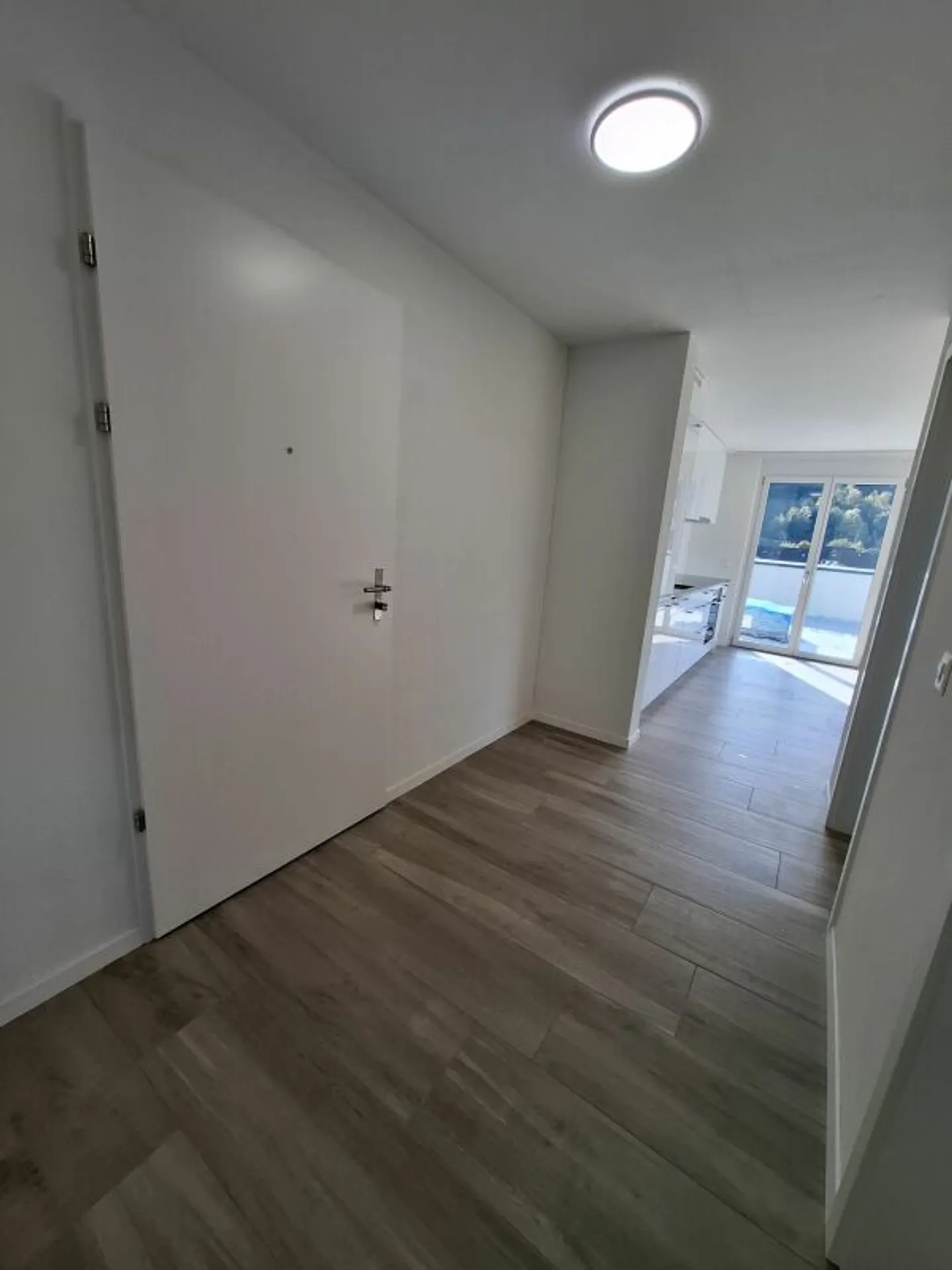 Appartement penthouse 2.5 pièces dans un NOUVEAU BÂTIMENT avec grande terrasse de 52 m², seconde location - Photo 9 sur 10