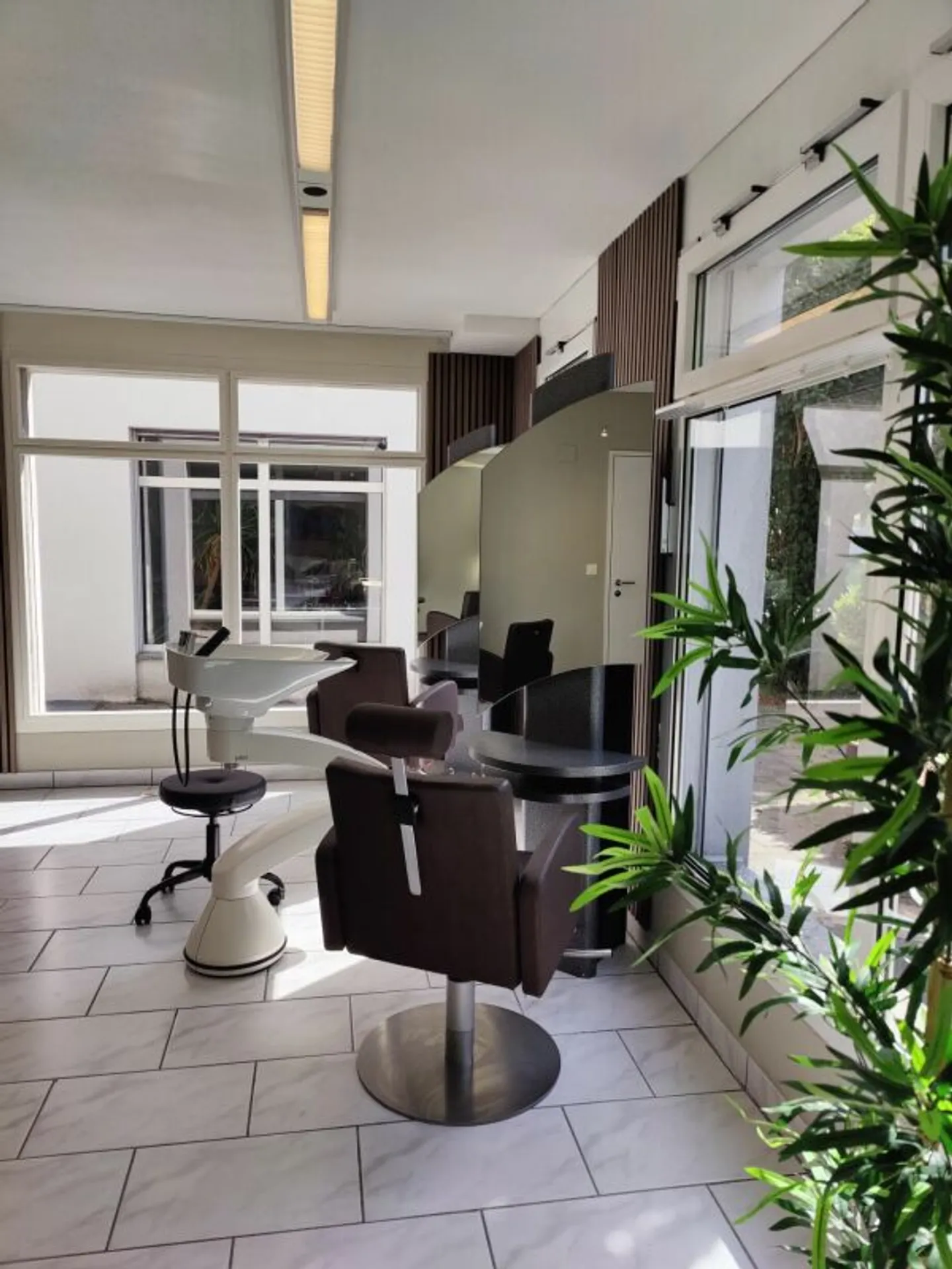 Moderno salone di parrucchiere in posizione centrale a Oberkirch LU - pronto per l'uso e arredato con stile - Foto 3 di 9