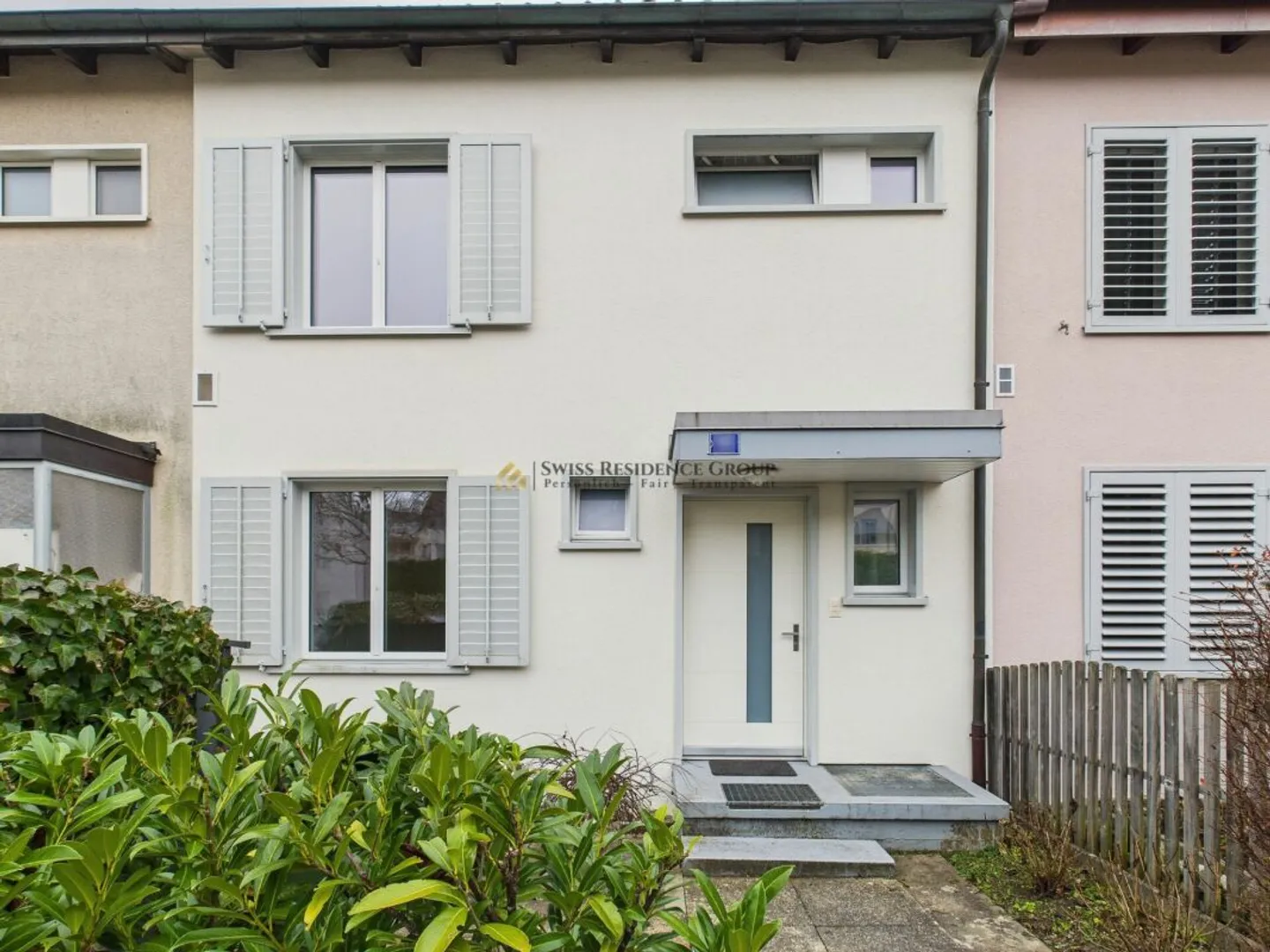 Modernes 5.5-Zimmer-Reiheneinfamilienhaus mit exklusivem Gartenjuwel - Foto 2 von 13