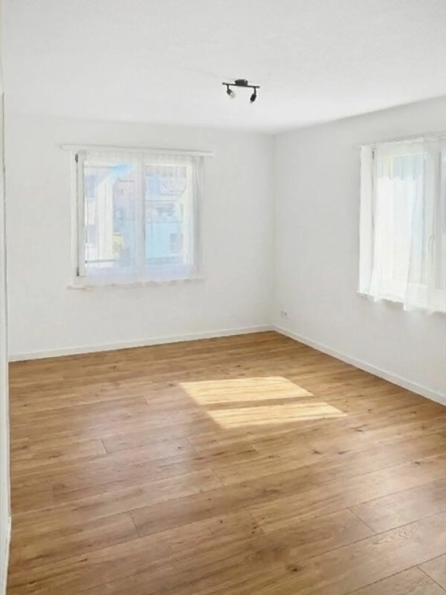 Geräumige 4 Zimmer-Wohnung an zentraler Lage - Foto 5 von 9