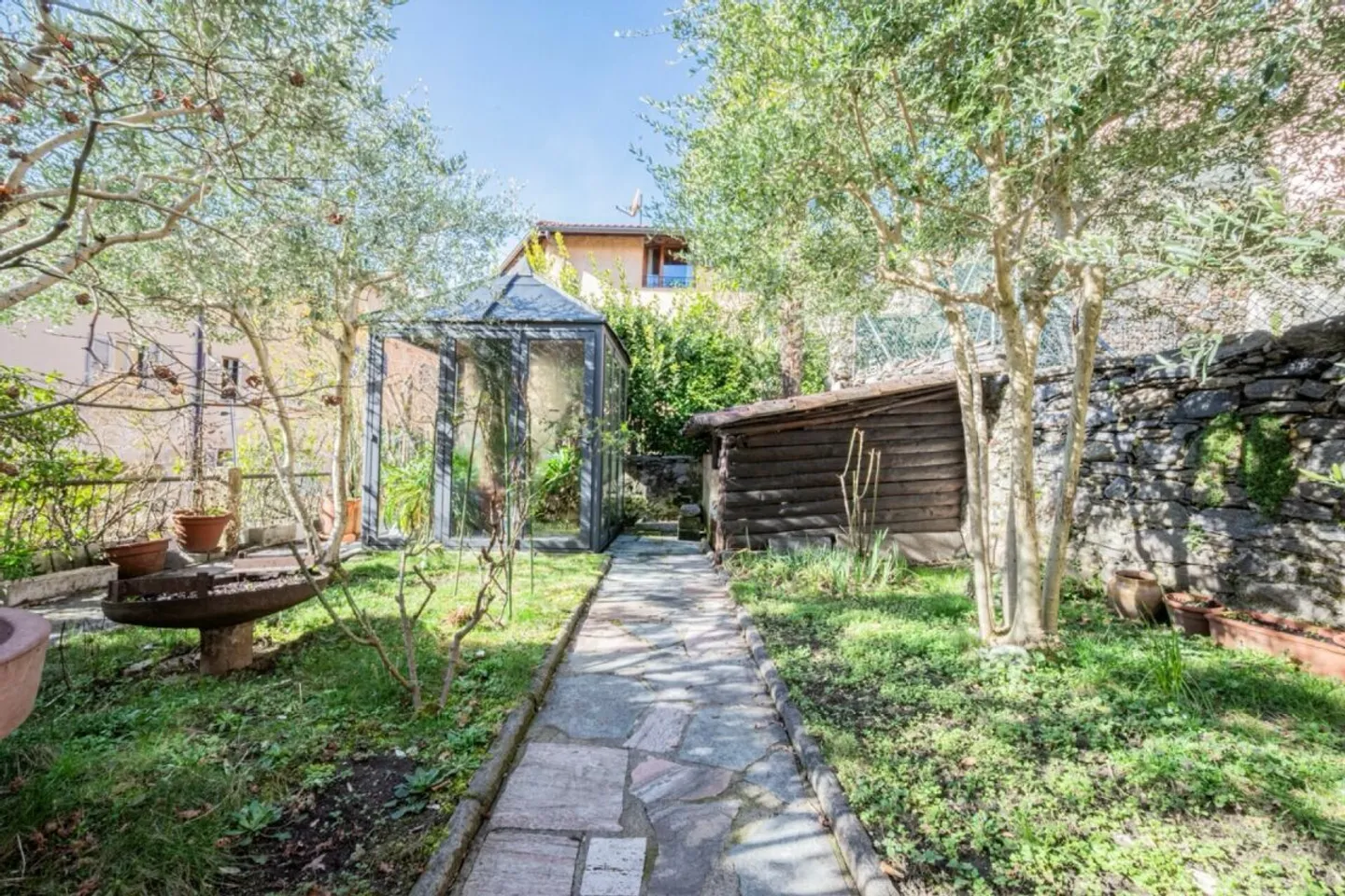 Una dimora storica per artisti con giardino nel cuore del paese - Foto 4 von 13