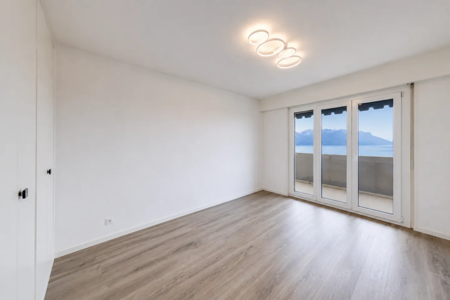 Bel appartement rénové 3.5 pièces avec magnifique vue sur le lac - Photo 2 sur 9