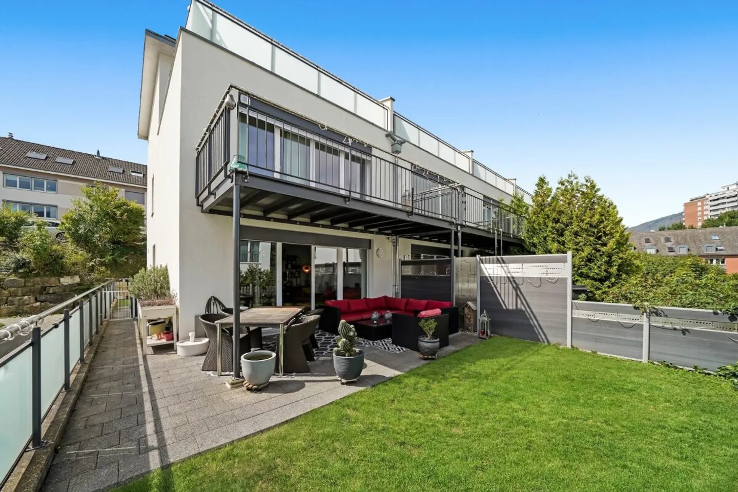 Modernes 5.5-Zimmer-Eck-Reihenhaus mit Wärmepumpe & Solaranlage - Photo 2 sur 13