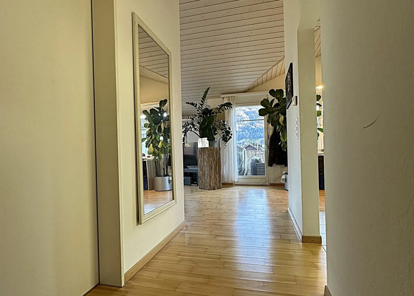 Beautiful and sunny 2.5 room attic apartment - Photo 2 of 7