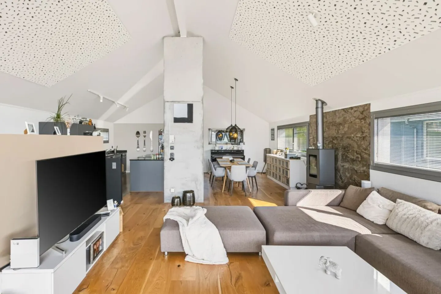 Luxurious Single-Family Home with Pool and Stunning Views in Roggwil BE - Photo 4 of 13