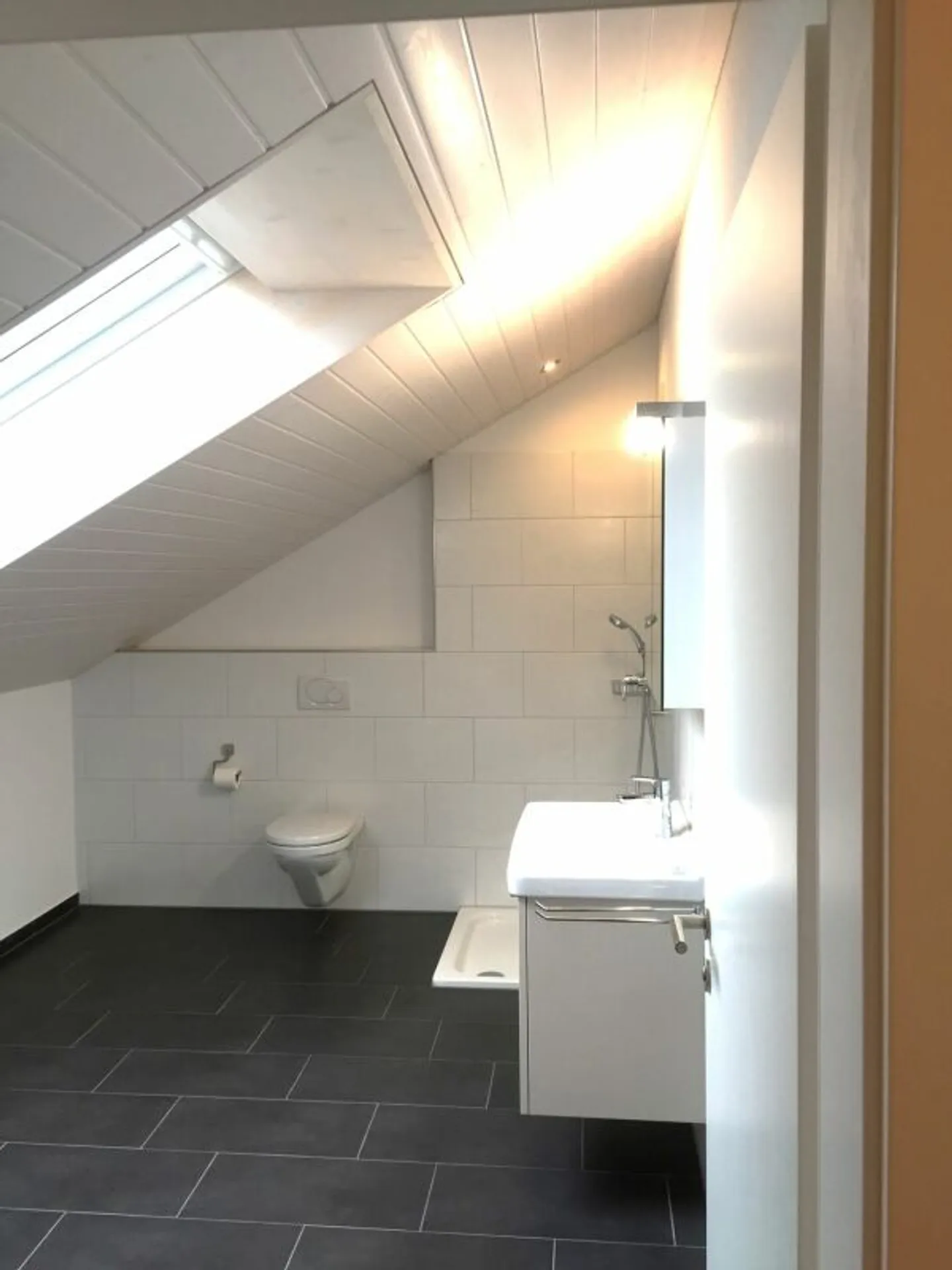 Spacious residential and commercial property with workshop, gallery, and parking spaces - Photo 6 of 13