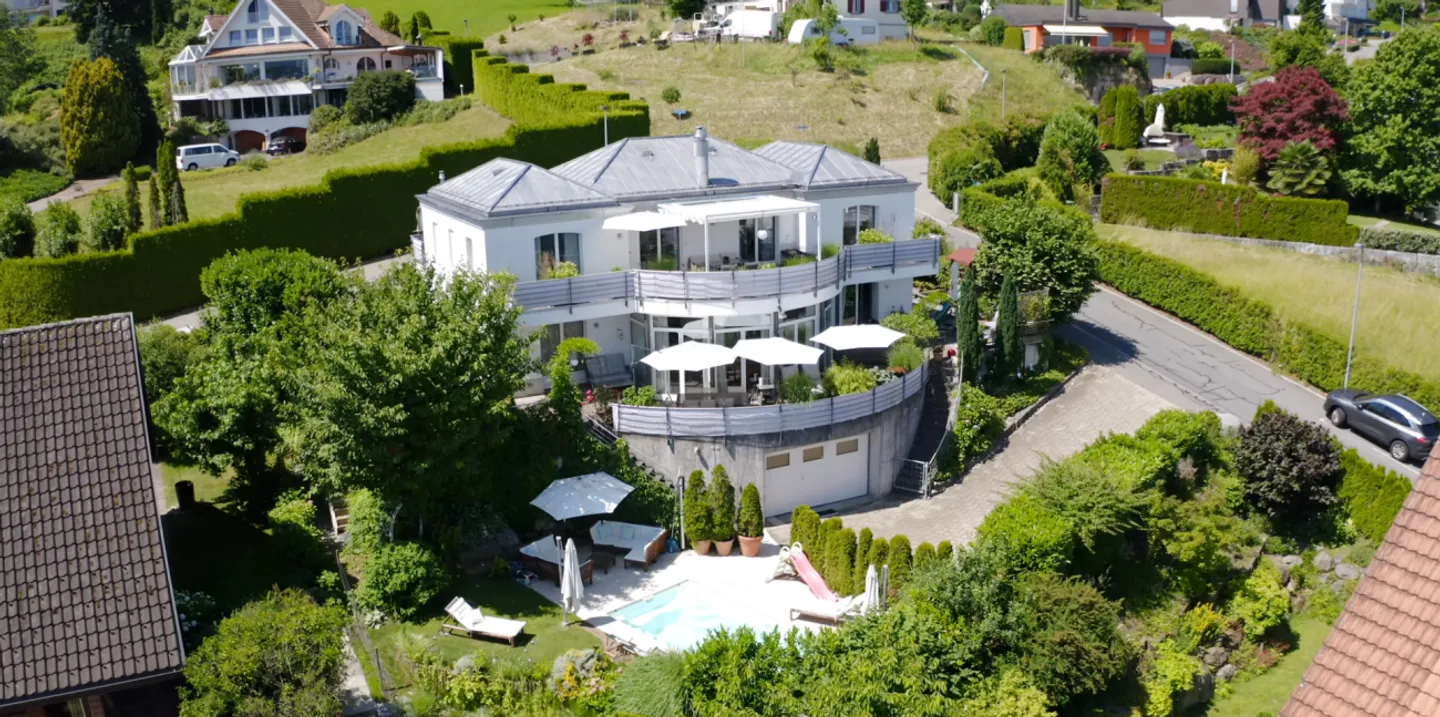 Your personal refuge: The exclusive 9.5-room home with lake view and pool in Richterswil - Photo 1 of 13