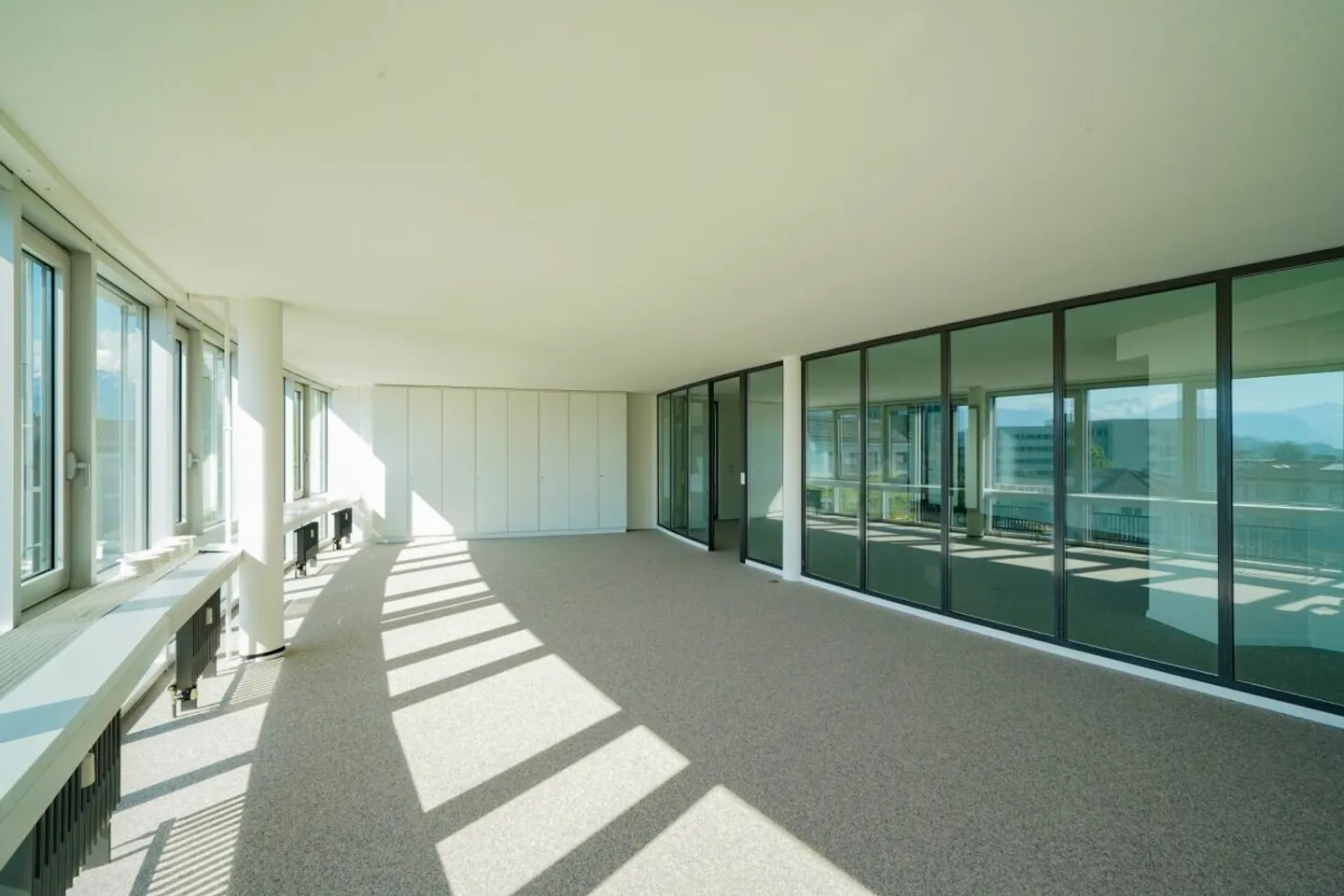 Moderne und lichtdurchflutete Büroräumlichkeiten am Sonnenplatz 1 in Emmenbrücke - Foto 1 von 10