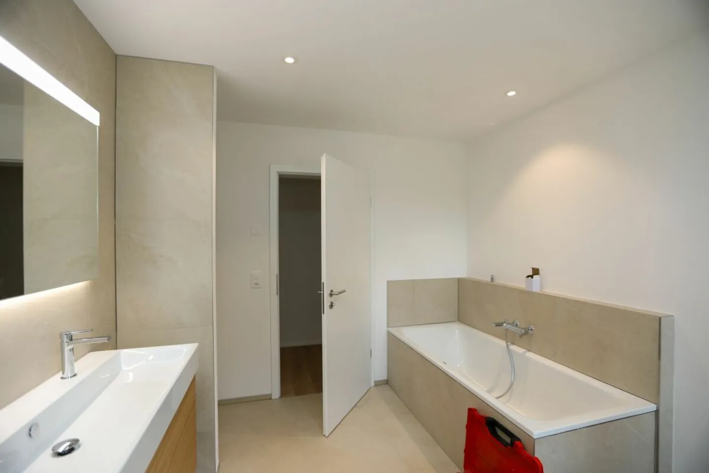 Appartement de 4.5 pièces de haute qualité dans un emplacement central - Photo 6 sur 7