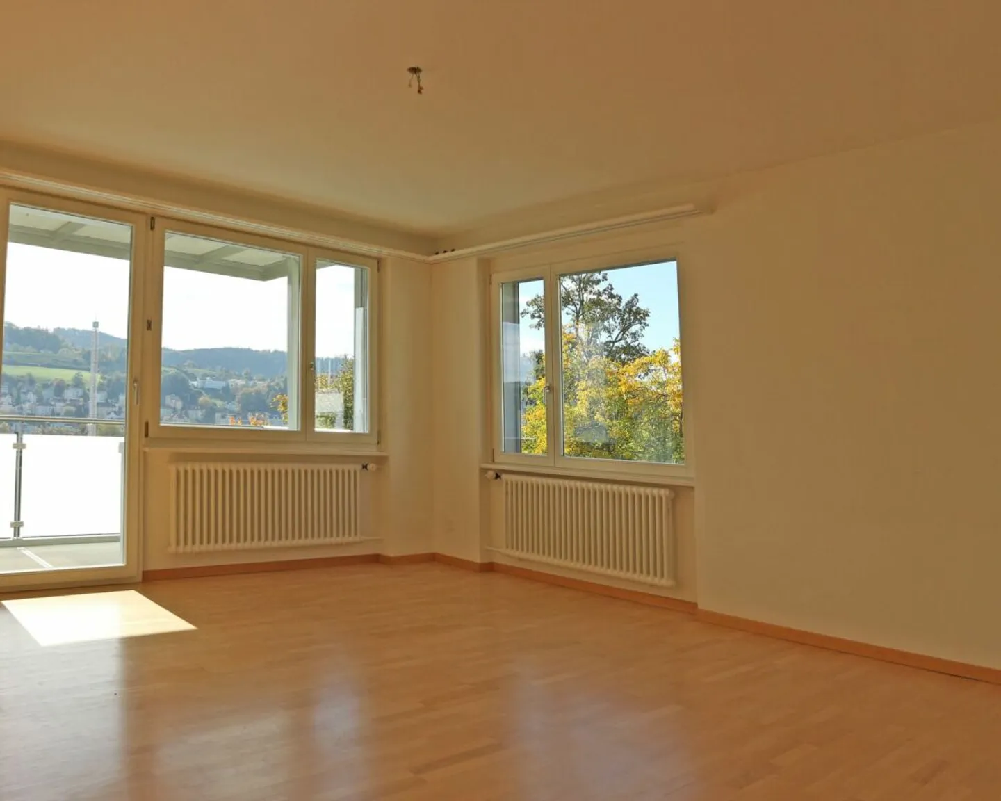 Vivere con vista, soleggiato e tranquillo con un ampio balcone - Foto 2 di 13