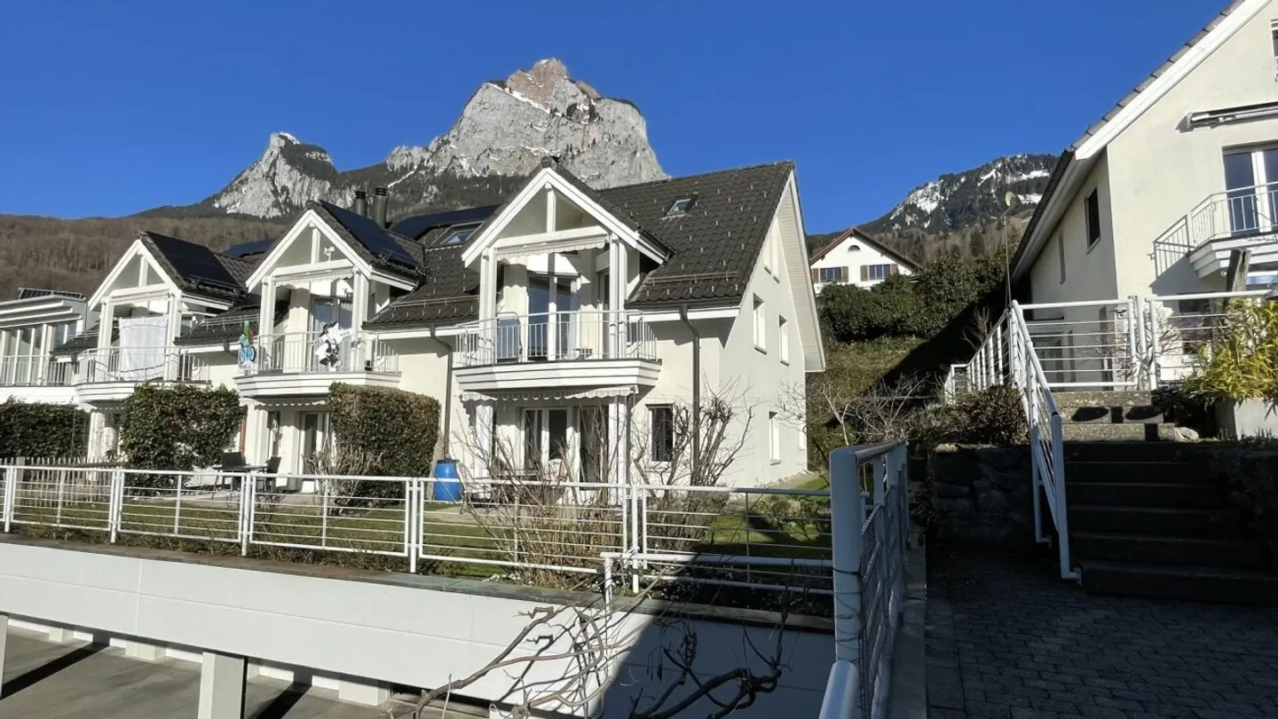 Charmantes Eckhaus mit Aussicht - Foto 1 von 12