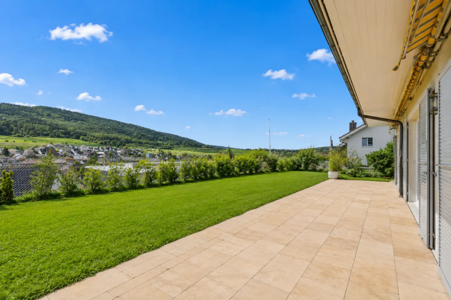 7.5-Room Country House with a View and Close Proximity to School - Photo 4 of 13