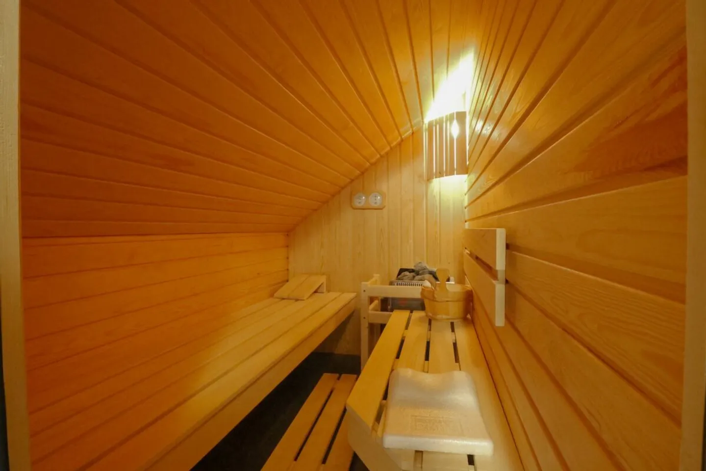 Vivre sur deux niveaux - Maisonette de 4½ pièces avec cheminée, sauna et balcon ensoleillé - Photo 6 sur 12