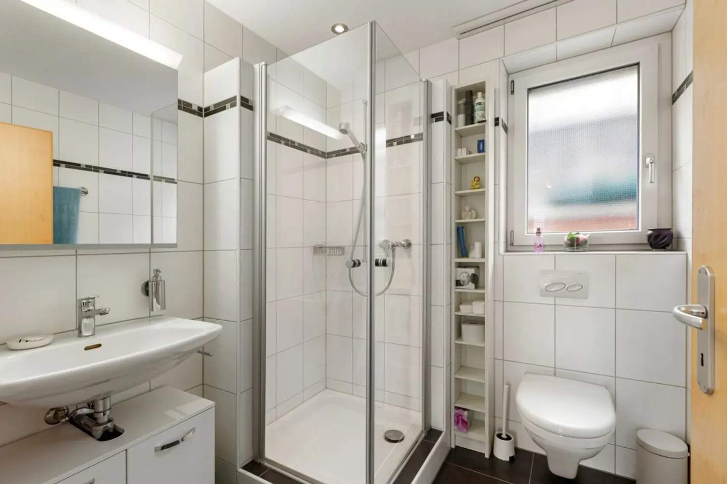 Well-maintained 5.5-room corner townhouse in a quiet residential area with idyllic garden - Photo 4 of 13