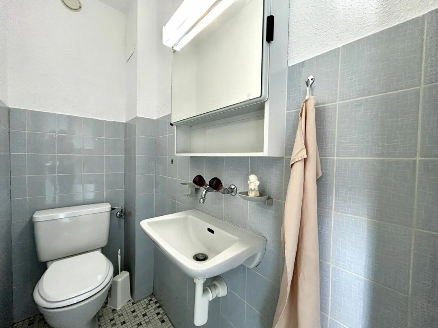 5.5-Room Apartment with Potential for Individual Design in Rüfenacht! - Photo 9 of 11