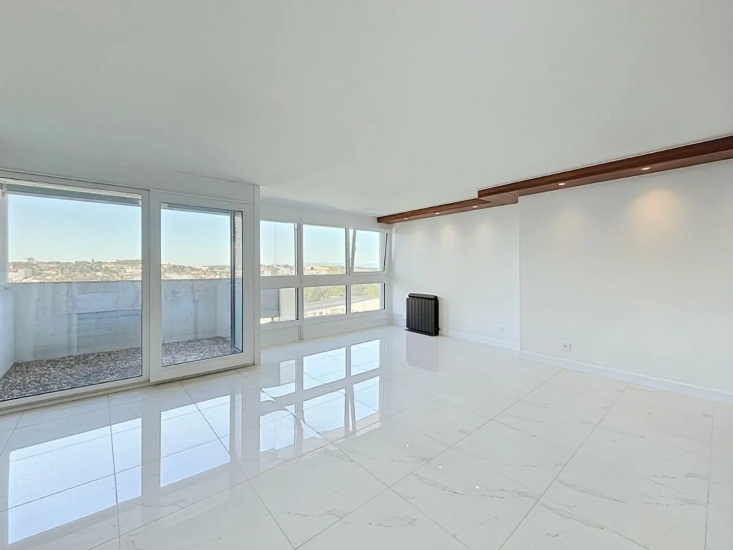 Charming 4.5-room renovated apartment with balcony and view of the cathedral - Photo 3 of 11