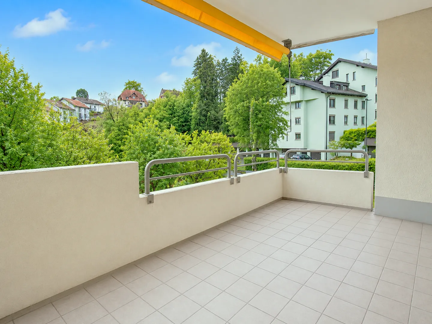 Spacious 5.5-room apartment with fireplace and sunny balcony - Photo 5 of 13