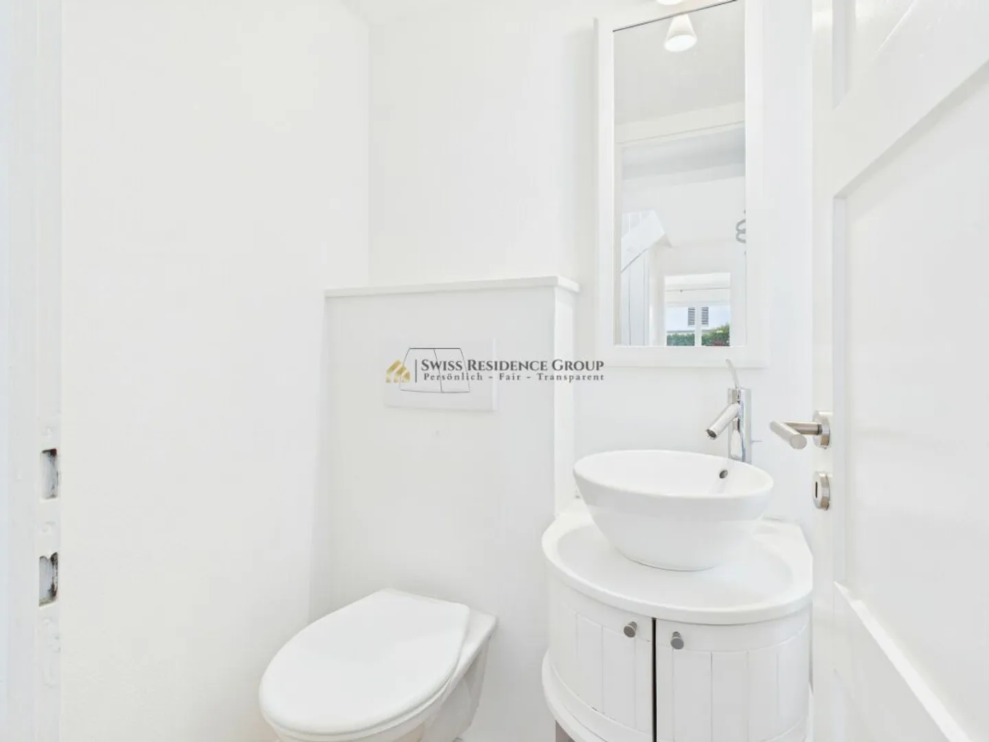 Lovingly renovated semi-detached house with idyllic private garden - Photo 13 of 13