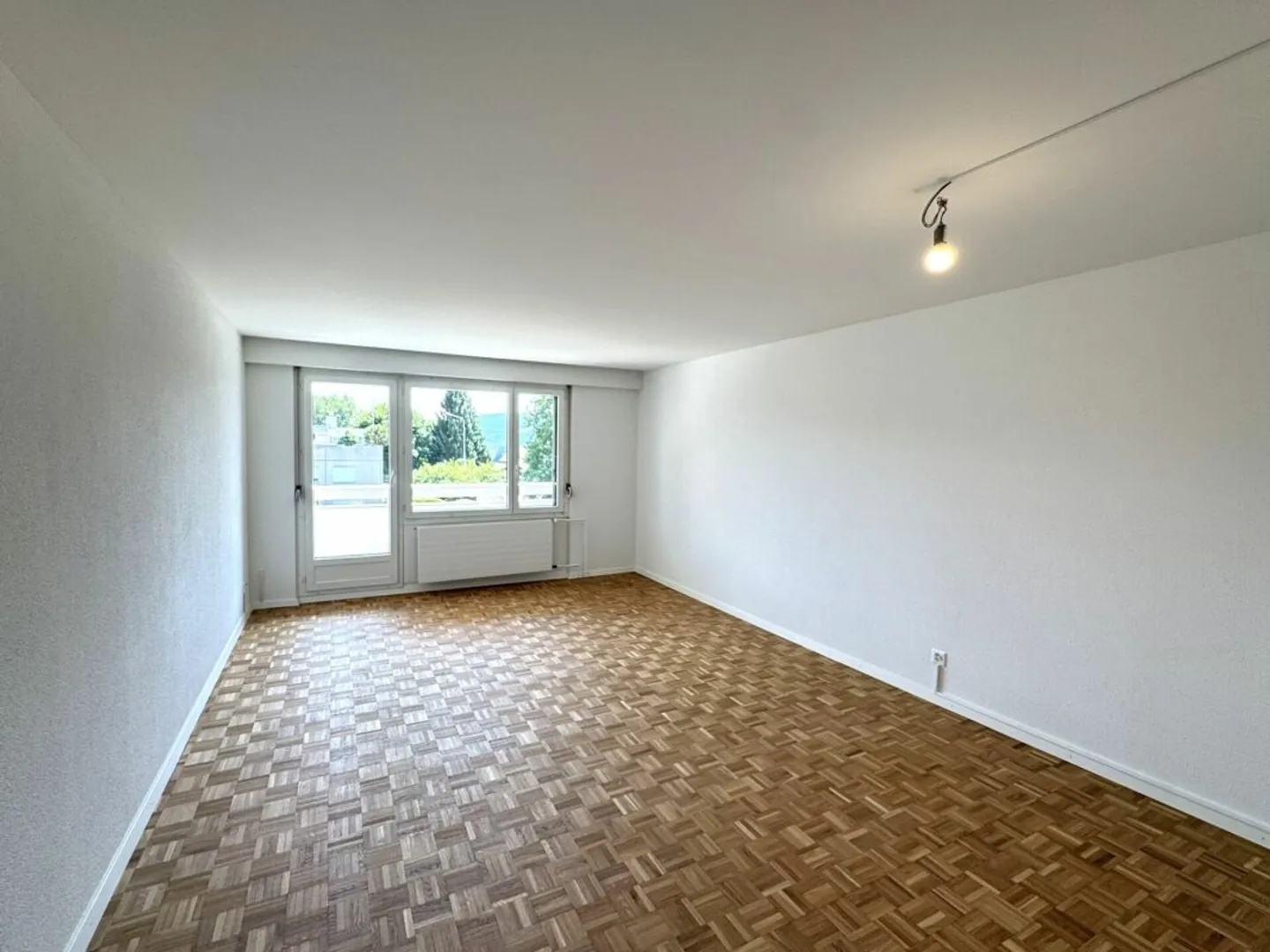 Appartement rénové de 4 pièces avec balcon sud et garage souterrain à Greifensee - Photo 4 sur 10