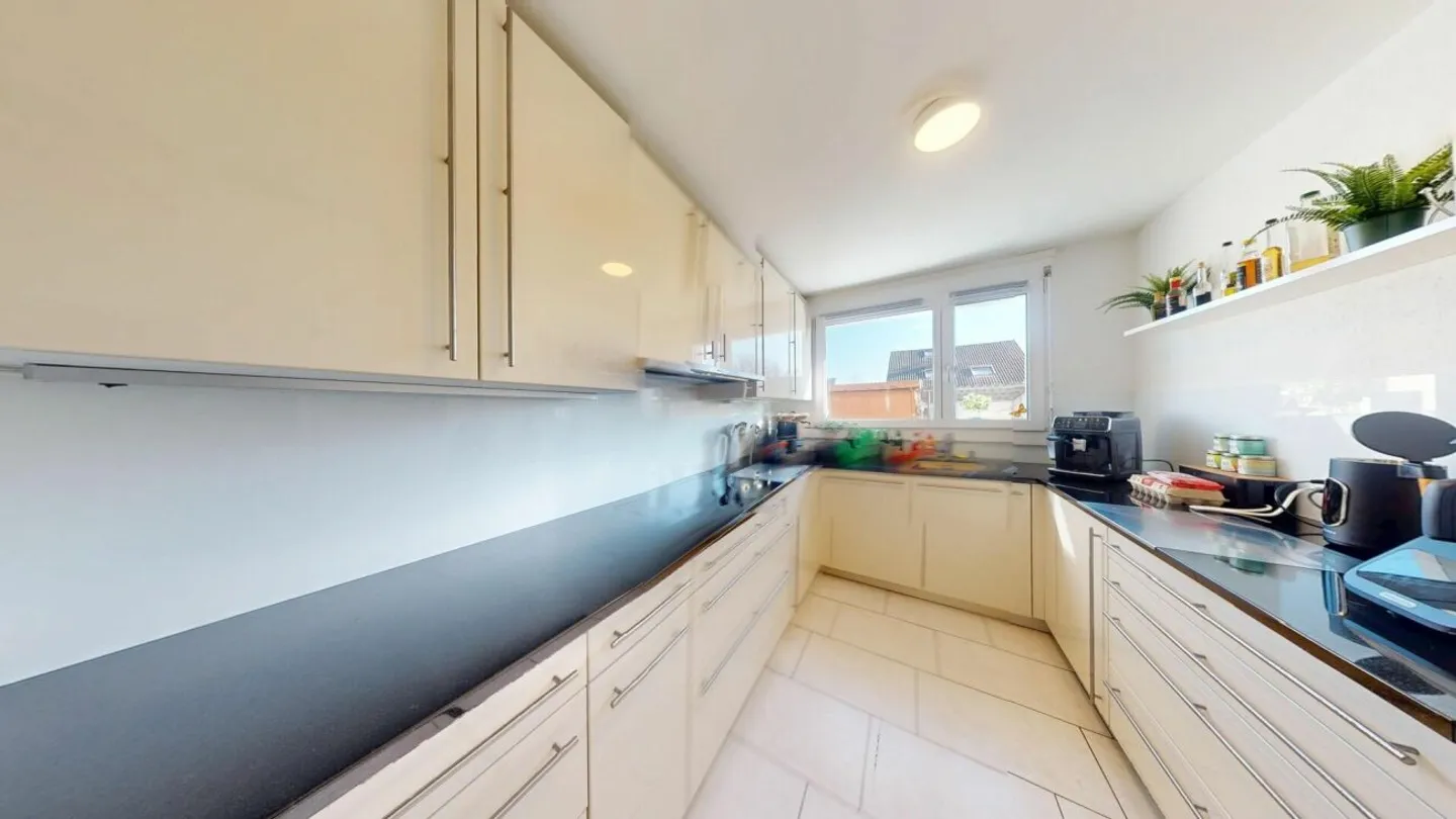 Semi-Detached House in an Ideal Location with Afternoon/Evening Sun - Photo 6 of 13