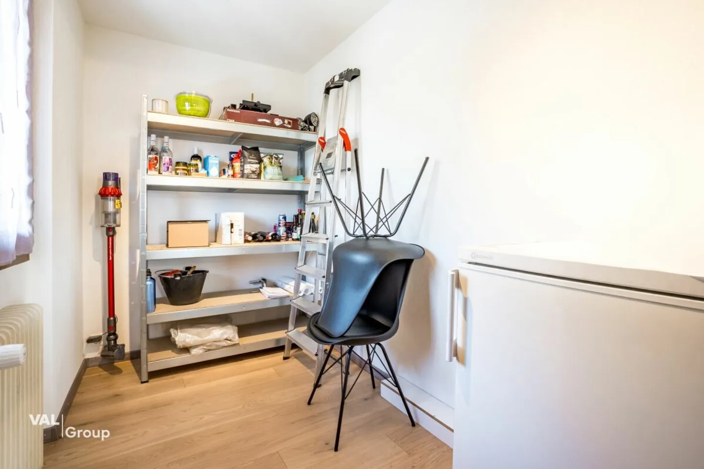 Un cocoon alpino luminoso con camino e vista libera - Foto 5 di 13