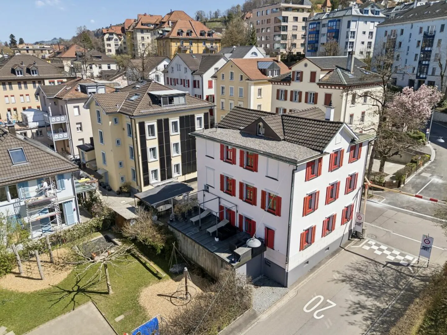 Affascinante casa trifamiliare in una posizione tranquilla in città - Foto 3 di 10
