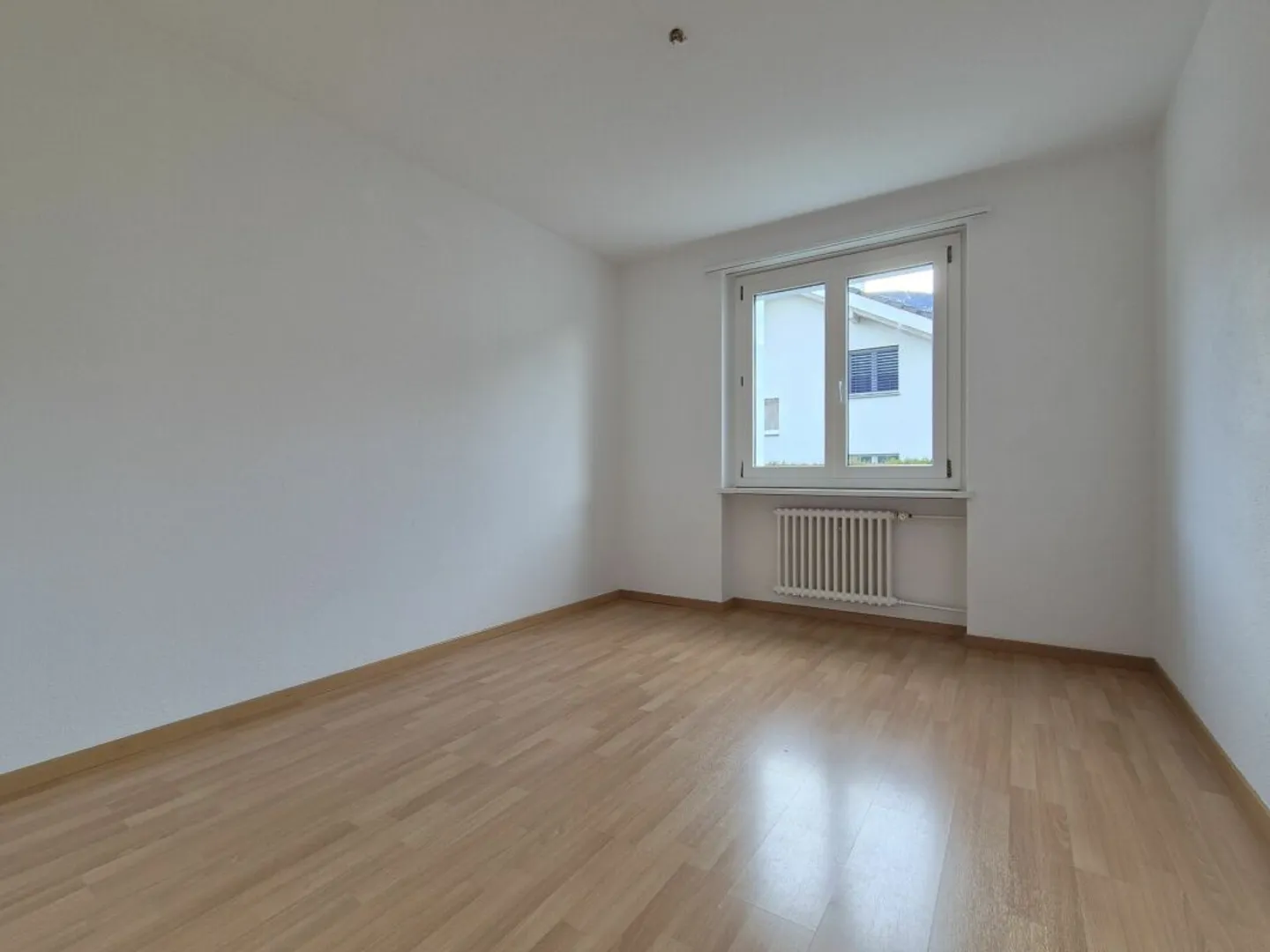 Appartamento luminoso e conveniente di 4,5 stanze con balcone - Foto 4 di 10