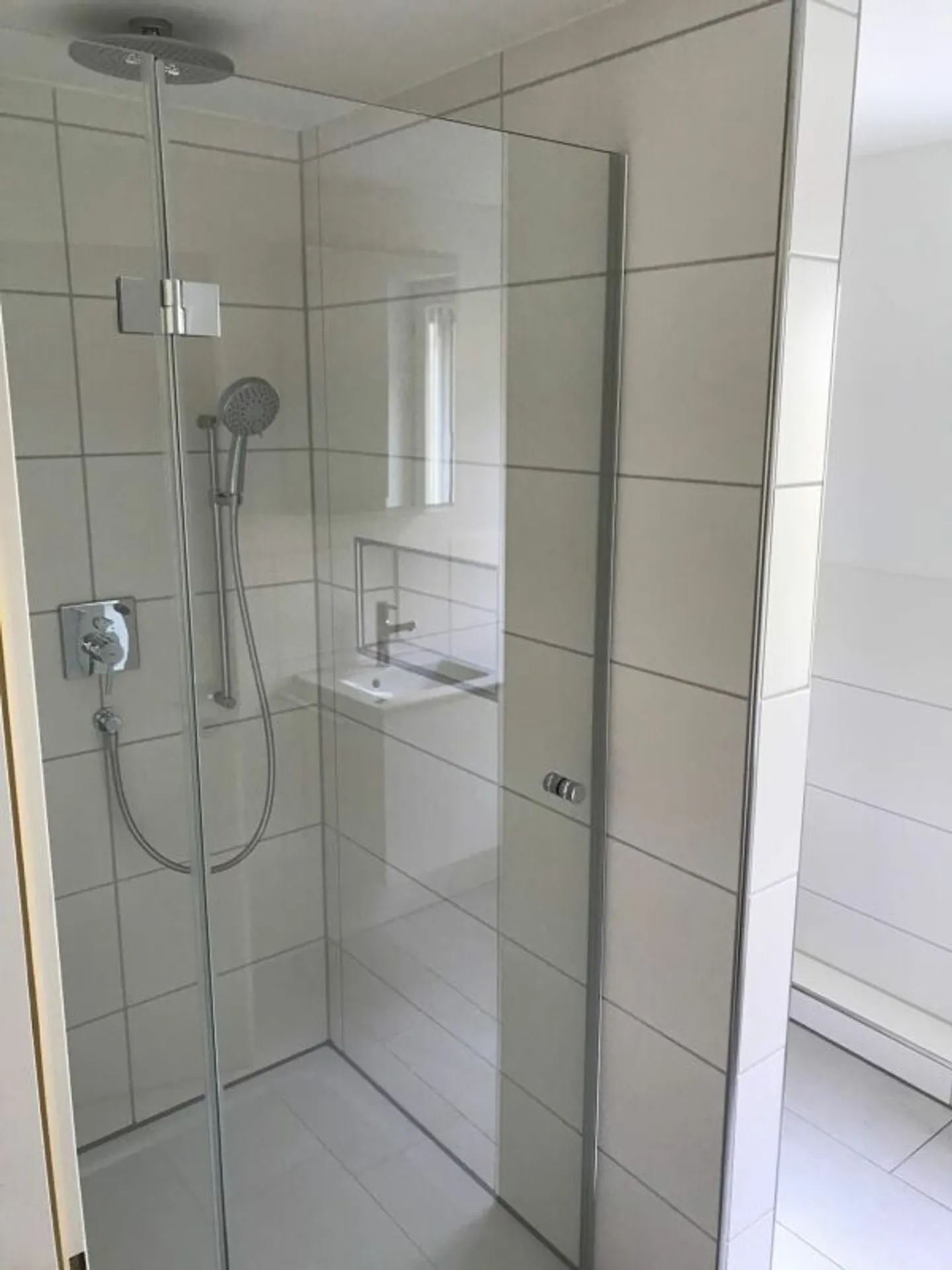 Ruhige Hanglage im Weinberg: Exklusive 4-Zimmer-Wohnung mit grosszügigem Parkangebot - Foto 8 von 10