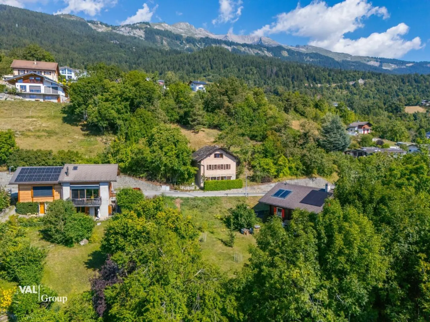 Seltene Gelegenheit: Haus mit 2.390 m² Grundstück in Ayent - Foto 1 von 12