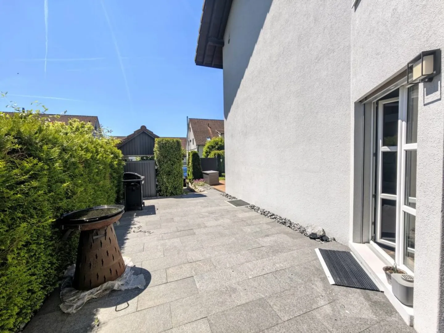 Single-family house with a separate apartment, conservatory, and garage in Oberglatt - Photo 2 of 13