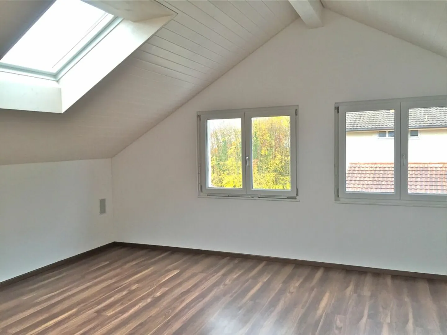 Spacious commercial and residential property with workshop, gallery, and parking spaces - Photo 13 of 13
