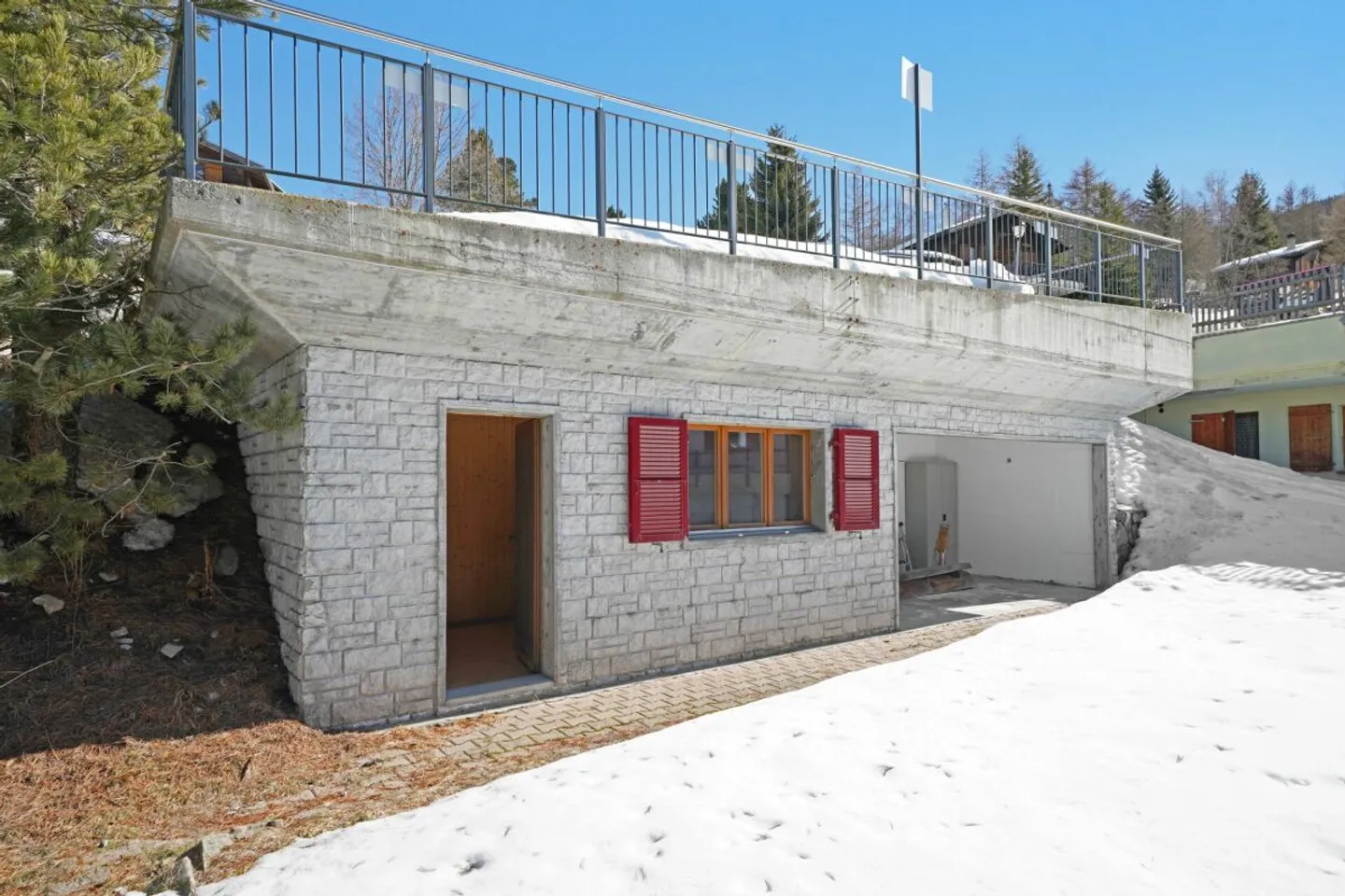 Affordable well-kept 4.5-room chalet directly on the ski slope - Photo 10 of 13