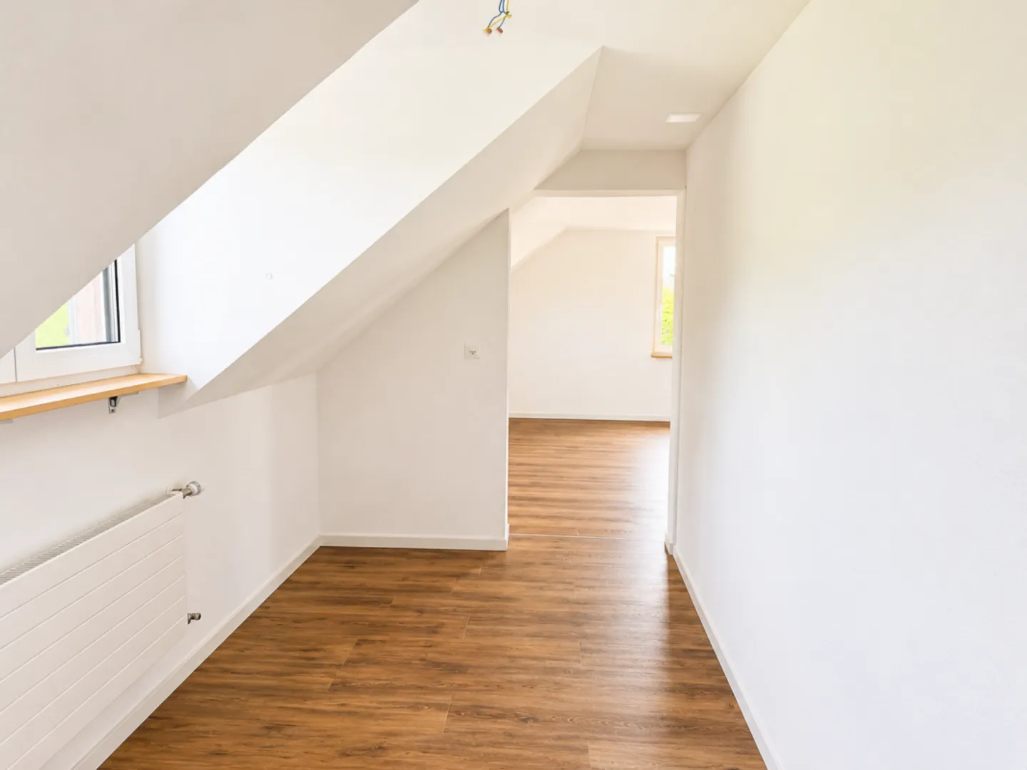 Modernized 3.5-room attic apartment with balcony and stunning view - Photo 9 of 13