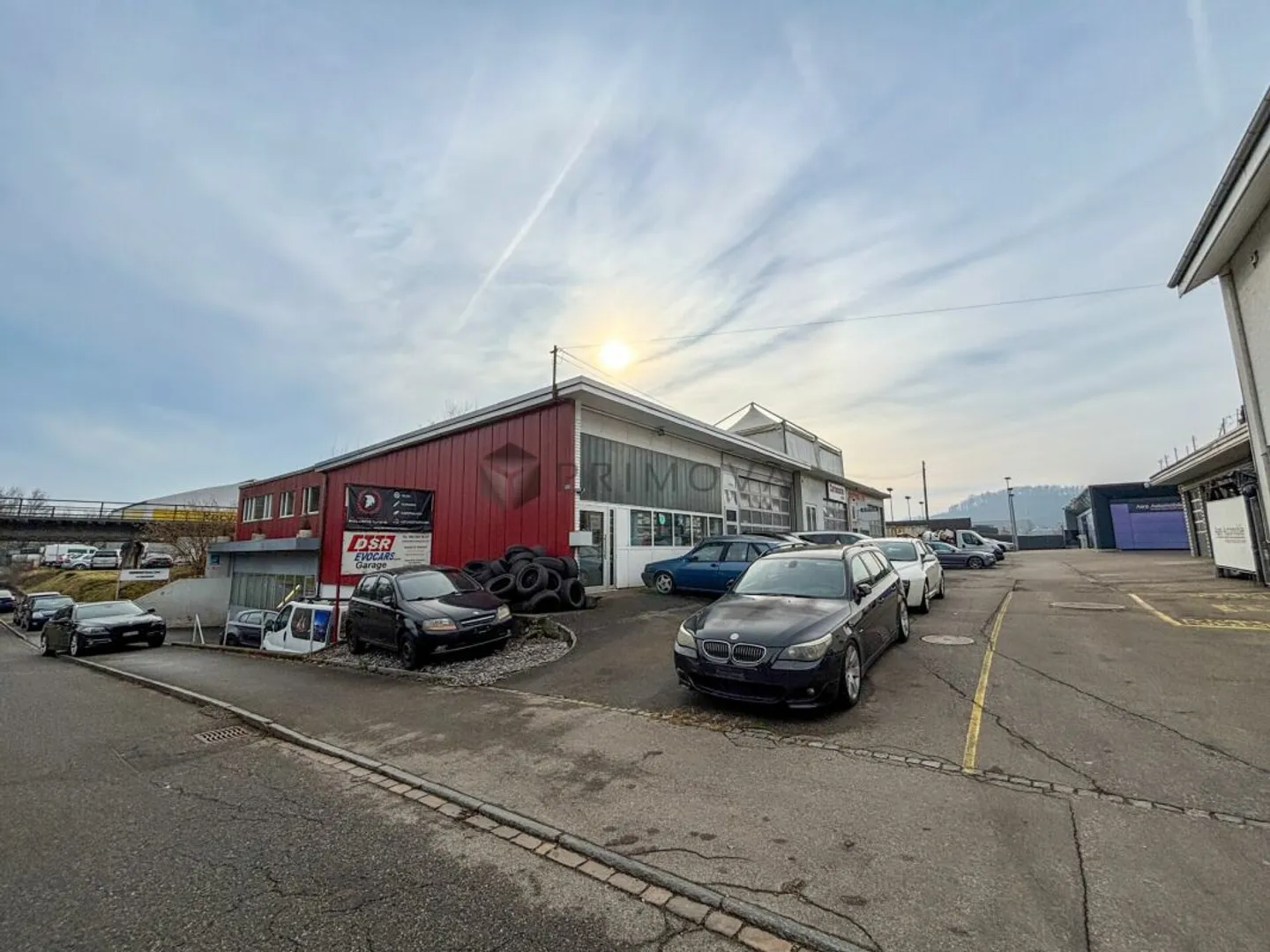 Atelier automobile impeccable pour l'auto-réalisation ou à des fins d'investissement avec environ 6 % de rendement - Photo 2 sur 4