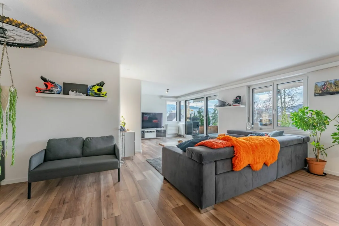 154 m² sur un niveau | 28 m² de terrasse avec jacuzzi | rénové en 2021 | Liestal - Photo 2 sur 13